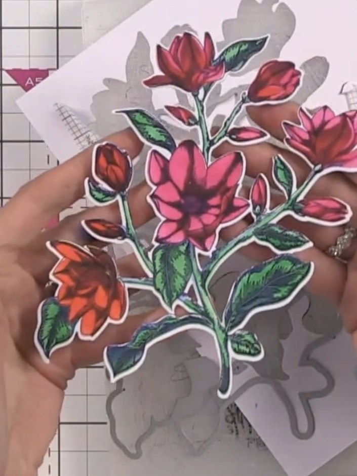 Biglietto vivace con stencil a strati, fustelle ed embossing - il progetto finito