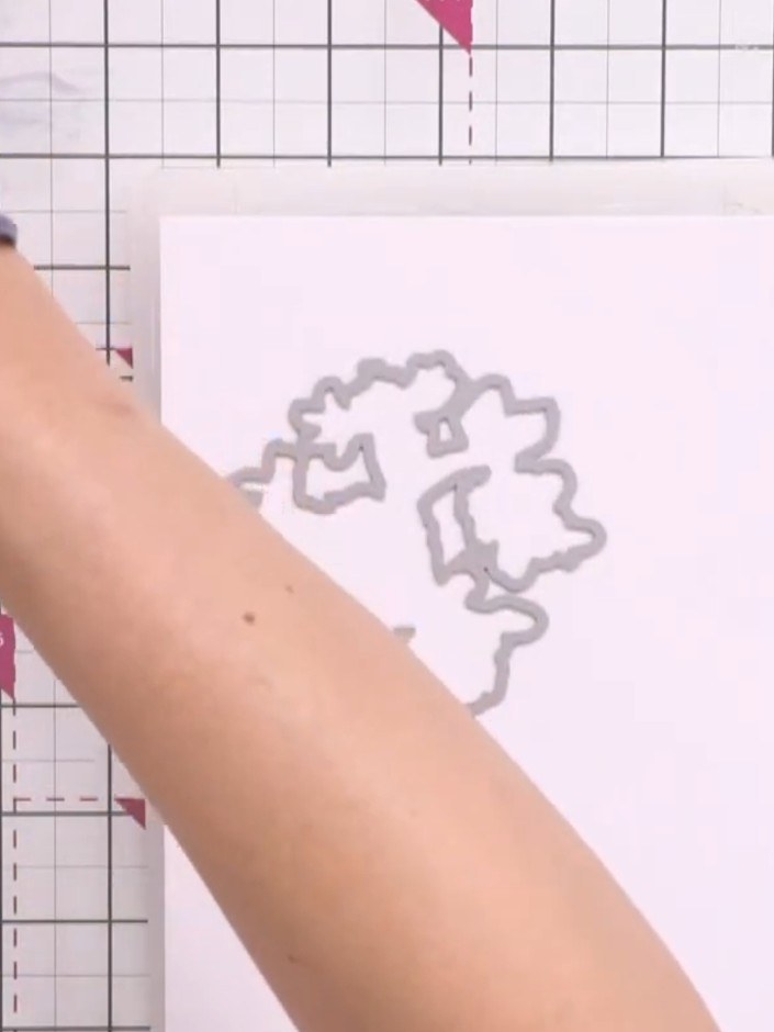 Stap 1: Place white cardstock on your cutting mat. Position the outline dies from the stamp and die set so they extend