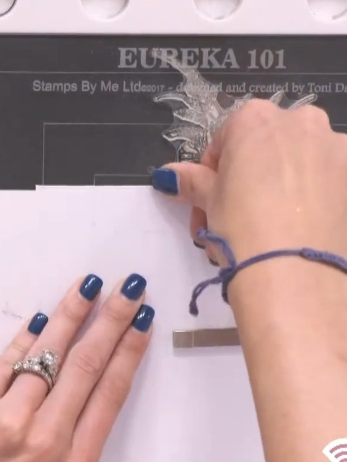 Stap 6: Apply gold embossing powder to the stamped image. Heat-set the powder with a heat gun until it melts and becom