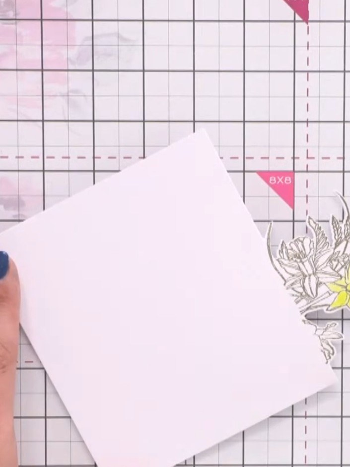 Stap 7: Paint the embossed flowers with watercolour. Use yellow and orange to fill the petals with a carefree, random 