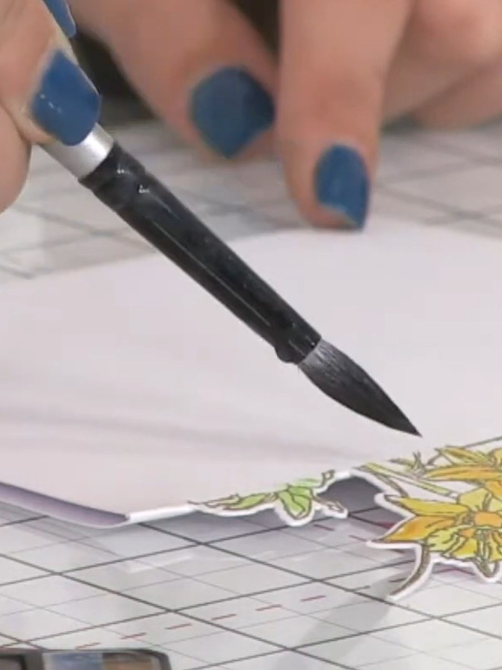 Stap 8: Add green watercolour details to the flower centres using a pouncing motion with your brush. This technique he