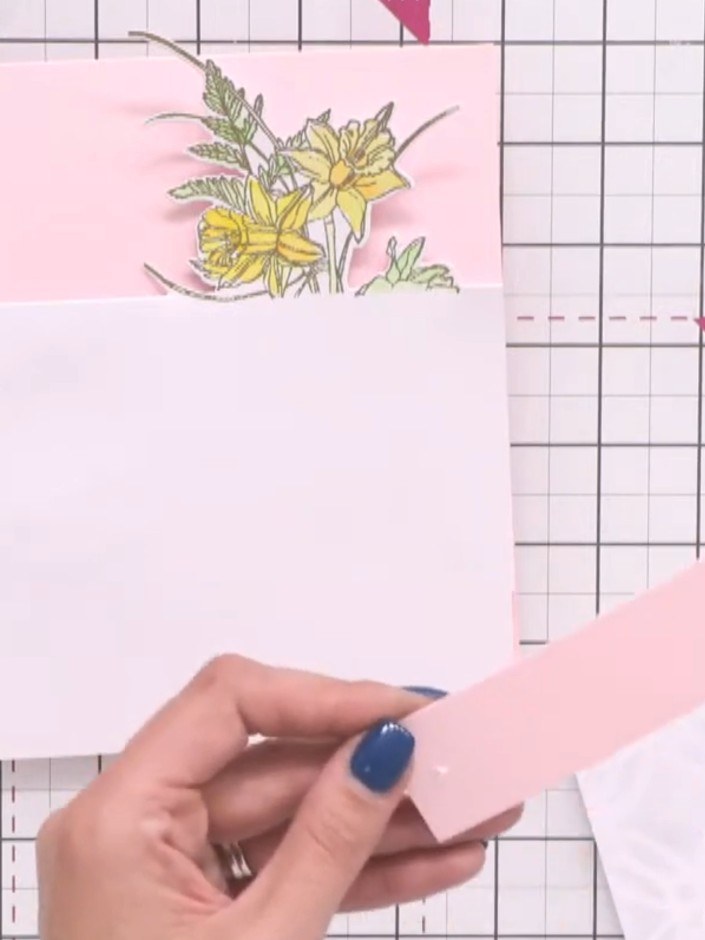 Gedeeltelijk gestanste vormkaart met geëmbost bloemendesign - het eindresultaat