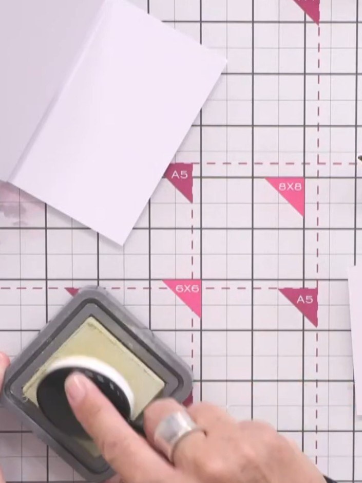 Passo 12: Ink the bottom panel of your card base with antique linen and ground espresso blending ink, using a blending b