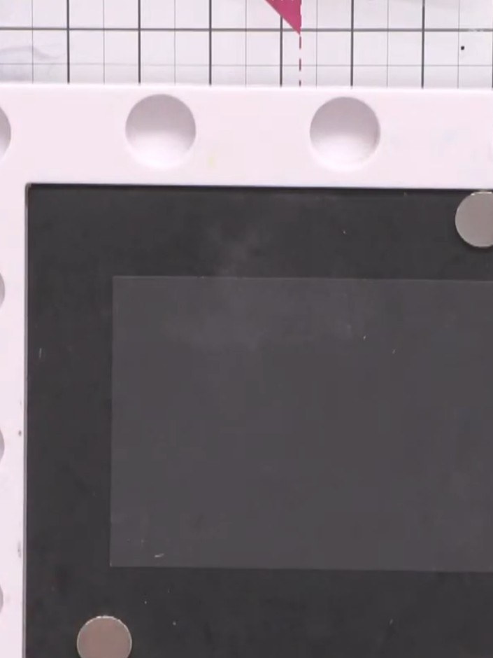 Passo 3: Cut an A6 panel from acetate sheet. This will be placed behind your stamped elements to create the floating bu