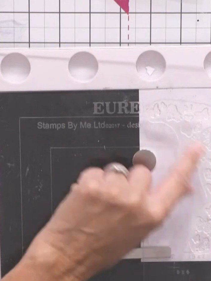 Passo 4: Stamp the large butterfly flurry cascade image onto an A6 white card panel using acorn-coloured Versafine Clai