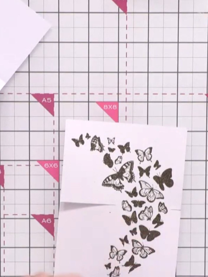 Passo 9: Carefully cut along your drawn line and around the butterfly shapes using small scissors, leaving white space 