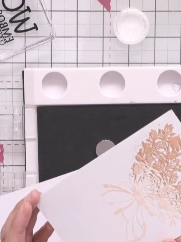 Passo 5: Apply Be Bold glitter embossing powder to the outer edges of the butterfly wings. Heat emboss to set the powde