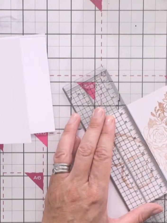 Passo 6: Using a ruler and pencil, draw a line down the centre of the butterfly image to mark where you will cut the ca