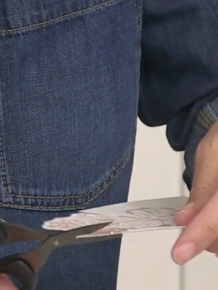 Passo 7: Using large scissors, cut away the card panel on either side of your drawn line, following the shape of the bu