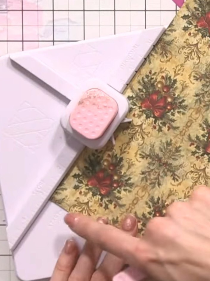 Step 4: Dreh den Cardstock im Box-Maker, sodass er an der nächsten XL-Linie des Falzbretts ausgerichtet ist, und falze erneut.