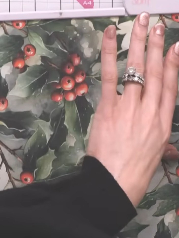 Step 1: Schneide für den Umschlag ein 9.5 x 9.5 inch großes Stück Holly & Berry Papier zu.