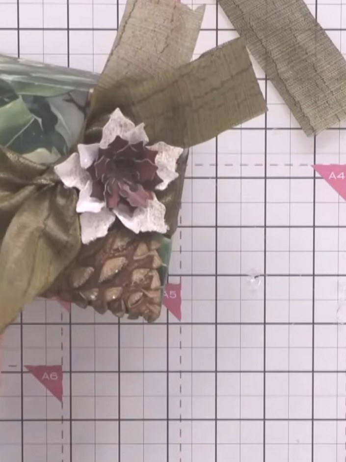Step 6: Trag mit einem Kleberstift farblosen Glitzer auf die weißen Blütenmitten auf – das sorgt für einen eisigen Glitzereffekt.