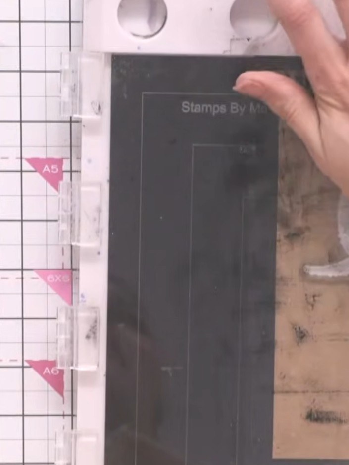 Step 3: Reinige den Wal-Stempel gründlich mit einem Tuch, damit die weiße Pigmentfarbe komplett entfernt ist, bevor du ihn erneut verwendest.