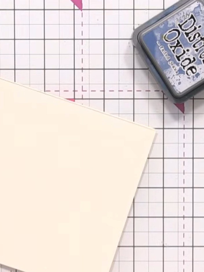 Step 1: Cut your cardstock to approximately 15 x 15 cm (6 x 6 inches) or smaller. This will be used as the base for yo
