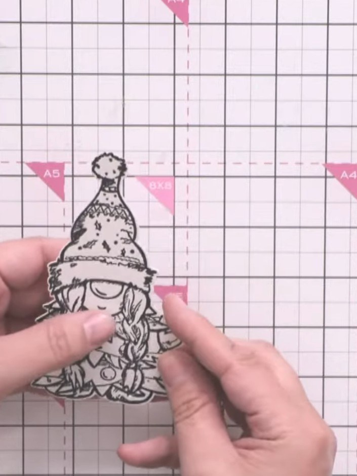 Step 1: Stempel den Wichtel aus dem Stempelset Gnome for the Holidays mit schwarzer Stempelfarbe auf Aquarellkarton.