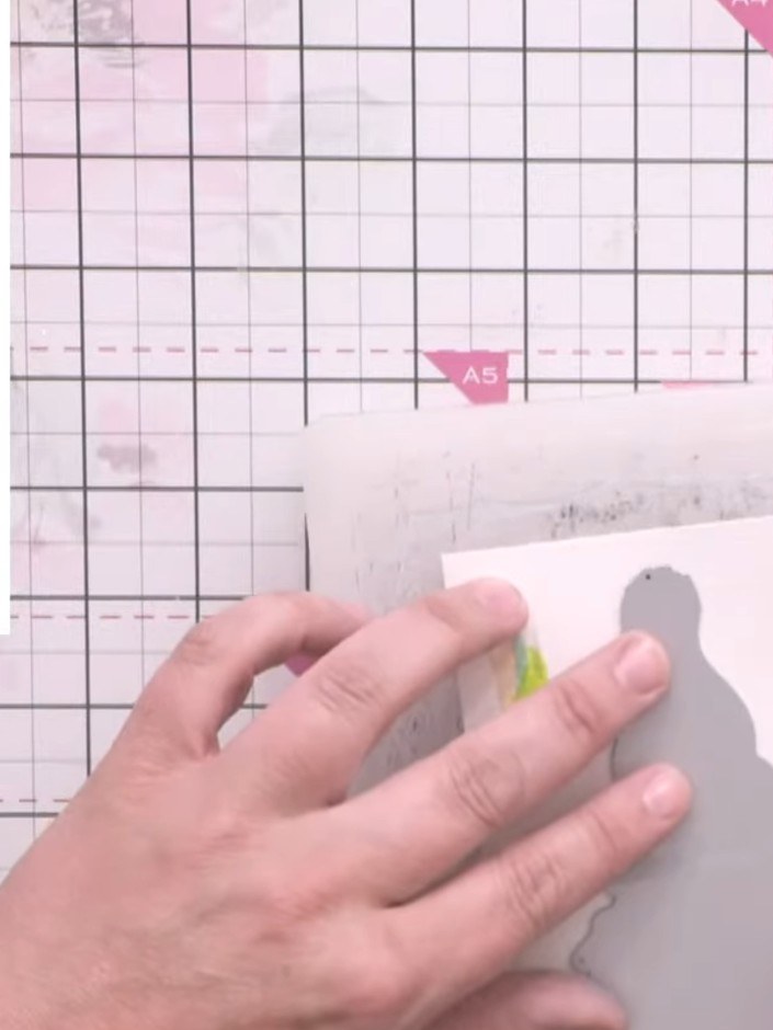 Step 8: Stanz das kolorierte Wichtel-Motiv mit der passenden Stanzschablone aus dem Stempel- und Stanzschablonen-Set aus.