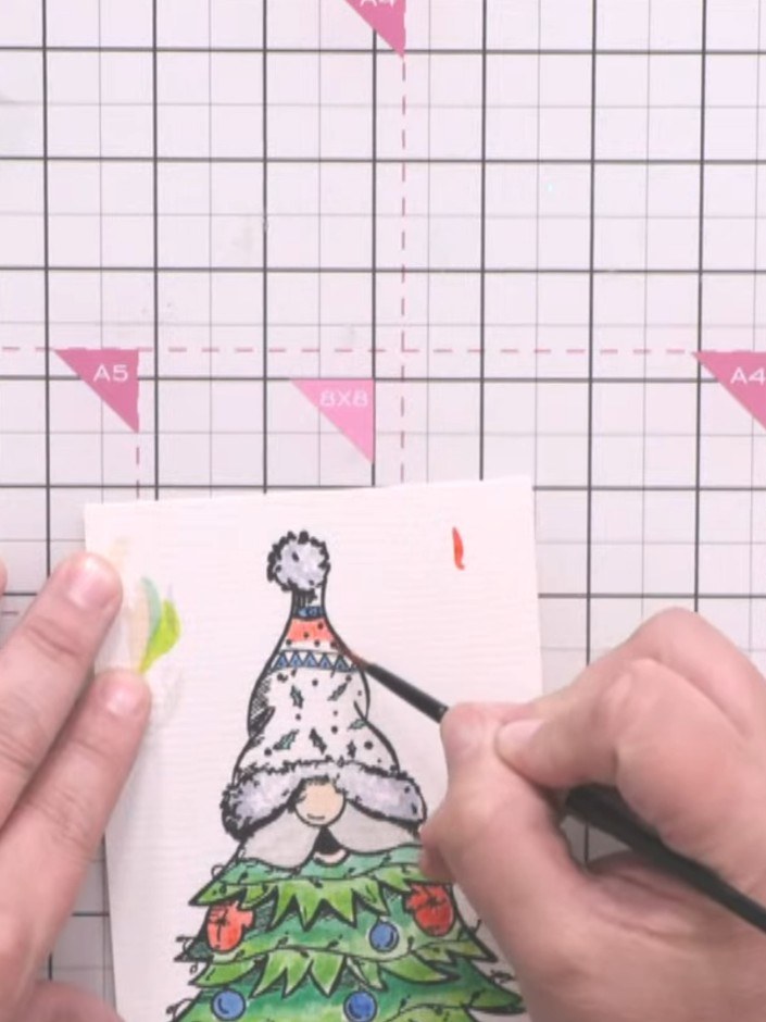 Step 4: Koloriere die Kleidung des Wichtels und die übrigen Details in deinen Wunschfarben. Use watercolours or your preferred colou