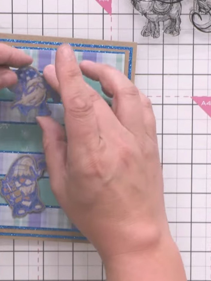 Step 9: Befestige den ausgestanzten Wichtel-Topper mit 3D-Schaumstoffklebeband auf der Kartenvorderseite – das sorgt für schöne Tiefe.