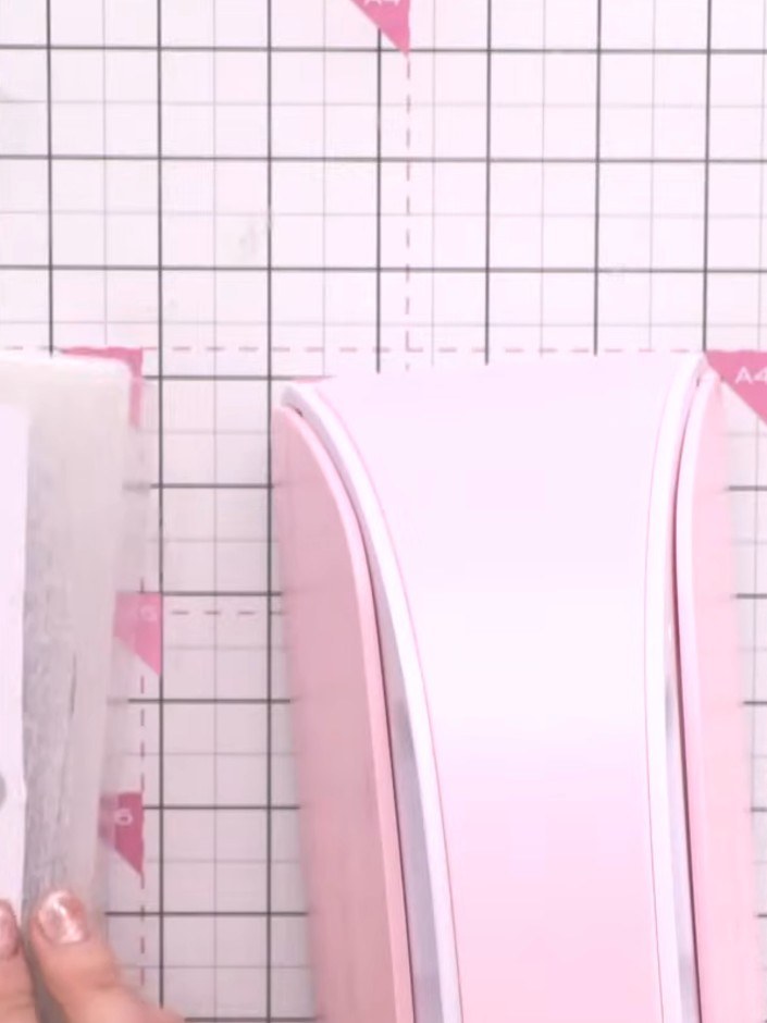Step 3: Knicke den rosa Karton entlang der Falzlinie, sodass ein schöner Falz entsteht.