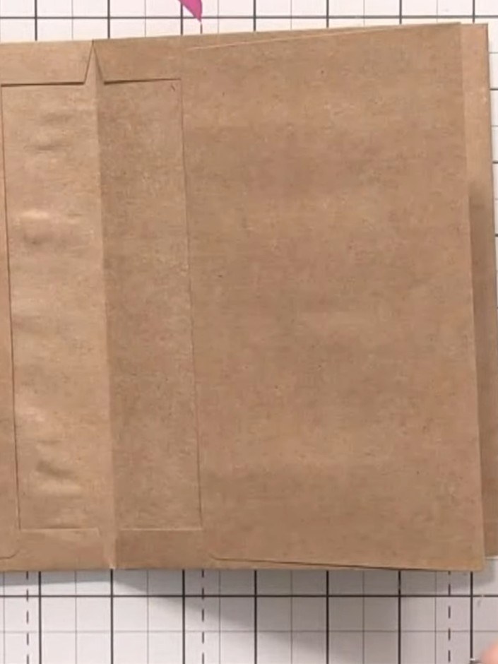 Step 6: Schneide passendes Papier in der Mitte durch, um Banderolen für die Innenseiten zu erhalten.