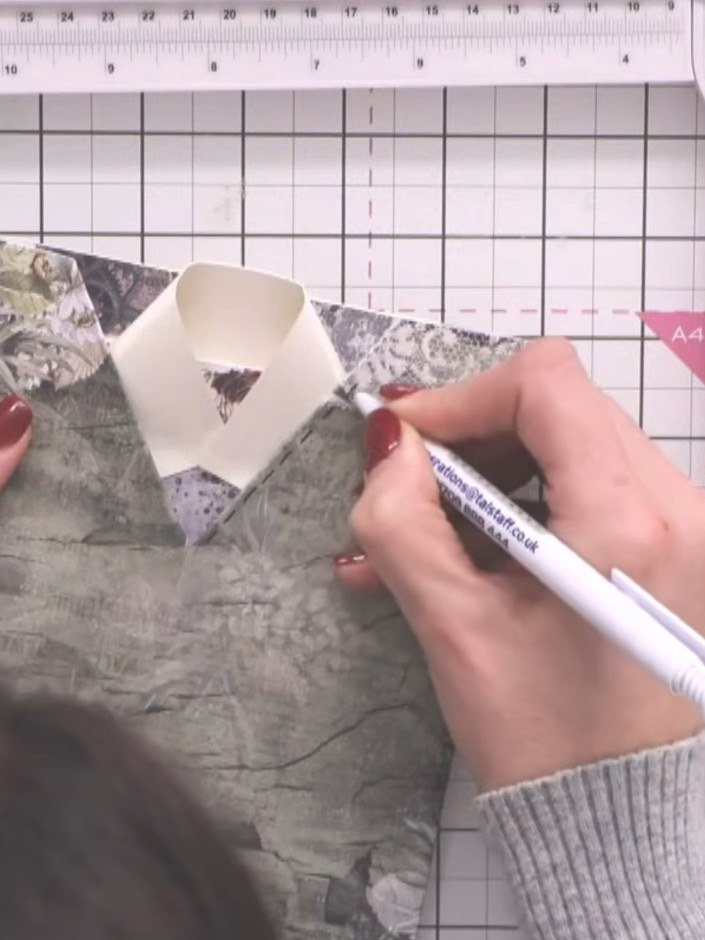 Step 10: Zeichne mit Stift oder Bleistift und Lineal Nahtdetails rund um Kragen und Hemdkanten. Draw lines to create a