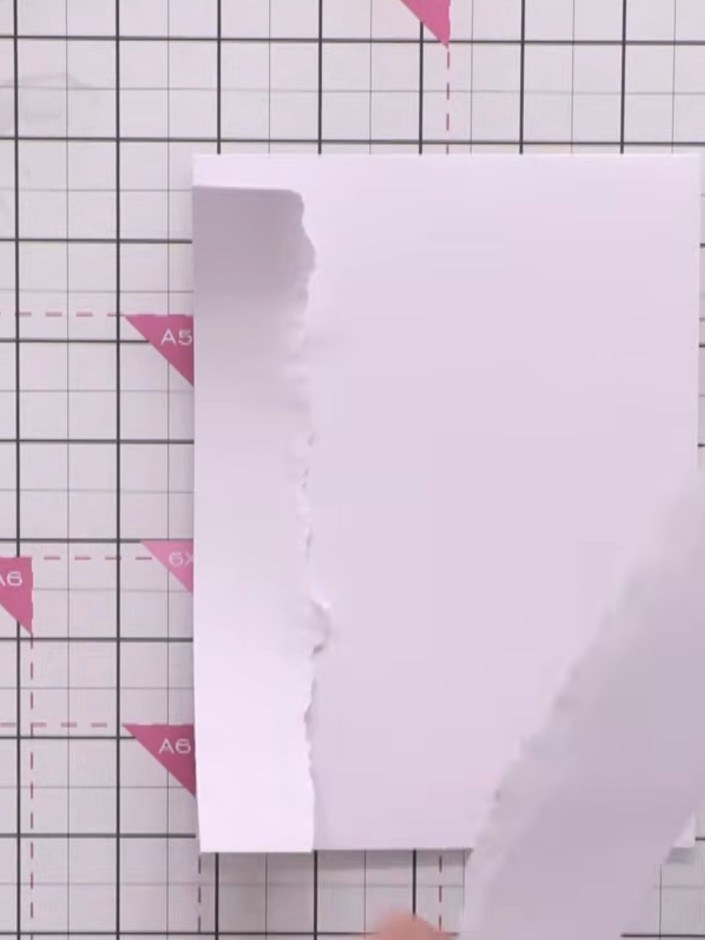 Step 2: Klebe wenig klebendes Low-Tack-Klebeband entlang der Kanten deines gerissenen Transparentpapier-Panels, damit es vorübergehend auf der Rastermatte hält.