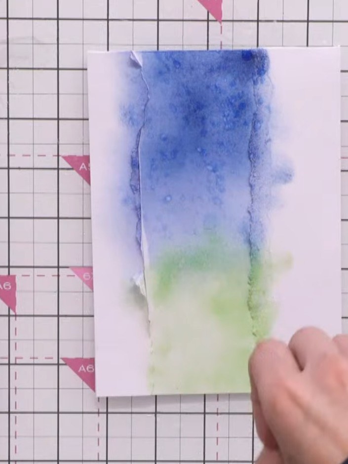 Step 5: Besprüh das eingefärbte Panel mit einer Sprühflasche mit Wasser, damit die Farben aktiviert werden und ineinanderlaufen. Allow the water to ble