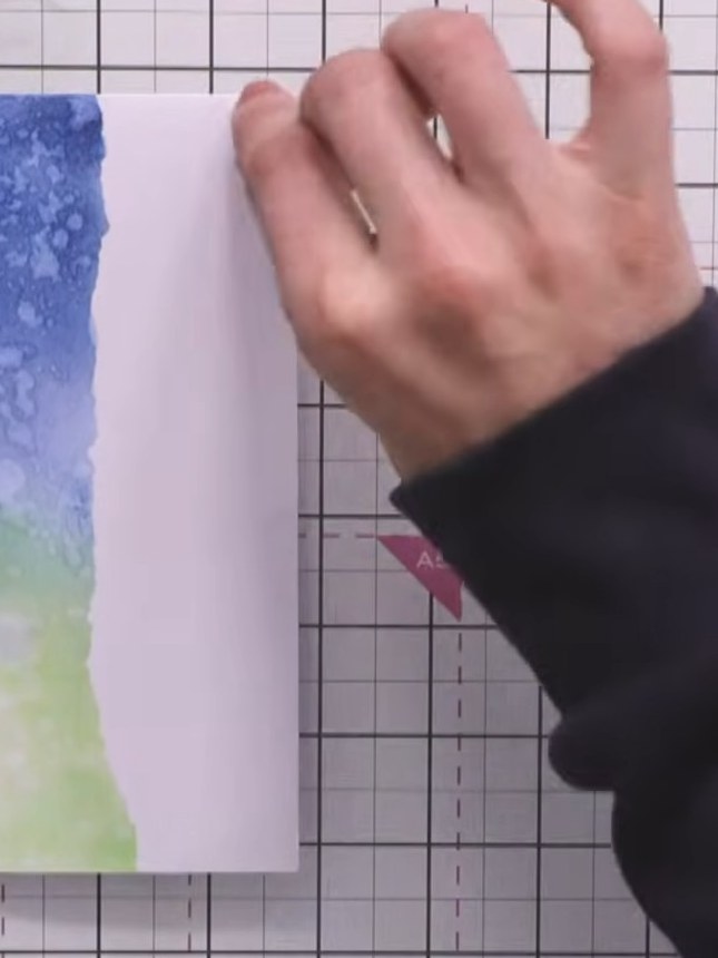Step 8: Zieh das Low-Tack-Klebeband vorsichtig von den Kanten deines Panels ab – und schon kommen saubere, scharfe Ränder zum Vorschein.