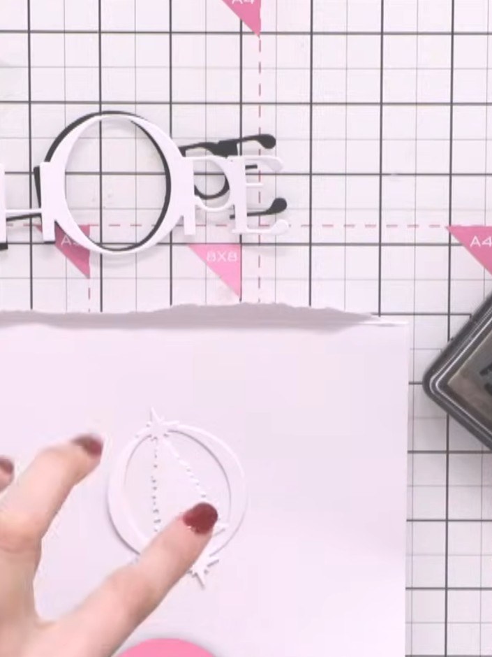 Step 1: Apply the sticky ink pad to the decorative brooch die-cut, ensuring full coverage of the design. Use the circu