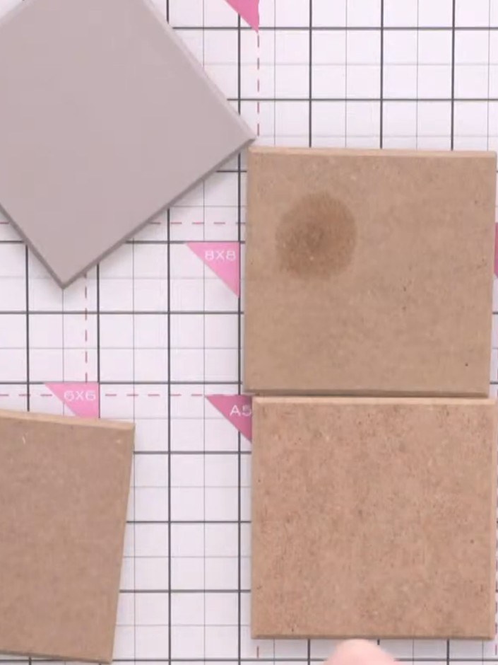 Step 1: Leg deinen MDF-Untersetzer vor dem Bemalen auf eine Glasmatte oder ein Stück Schmierpapier, damit deine Arbeitsfläche geschützt ist.