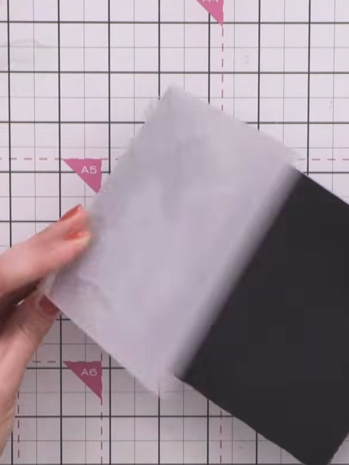 Step 3: Öffne den Prägefolder und nimm deinen geprägten schwarzen Cardstock vorsichtig heraus – jetzt siehst du das erhabene Motiv.
