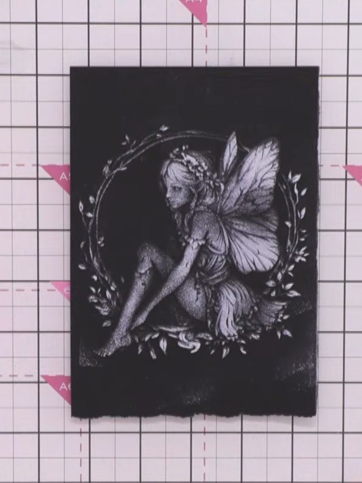 Geprägte Fee auf schwarzer Karte mit weißer Stempelfarbe - the finished project