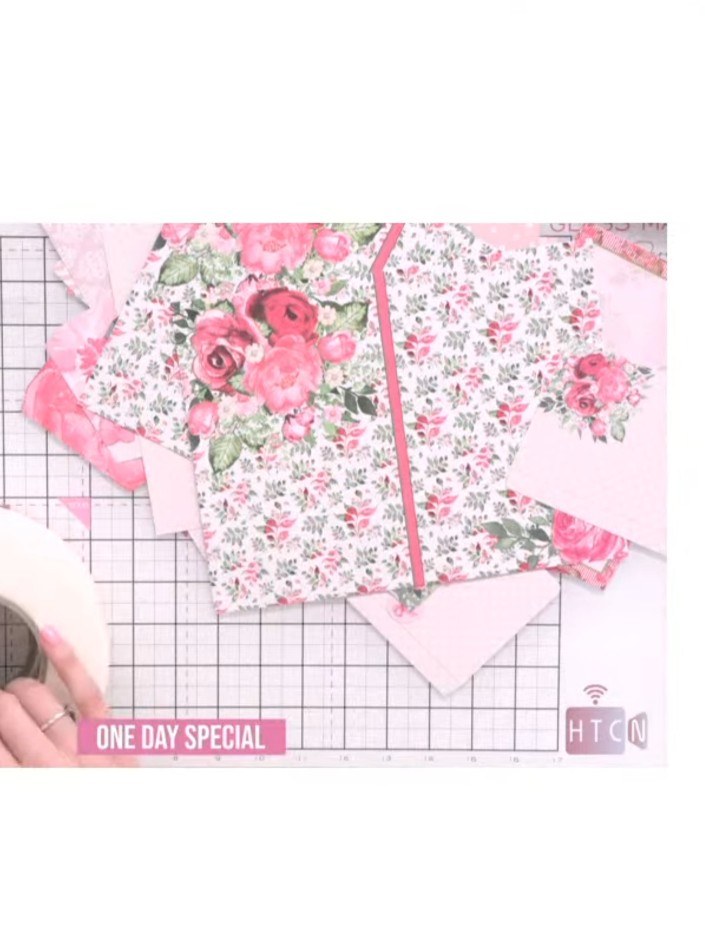 Erinnerungsalbum Pink Florals mit Taschen und Scharnieren - the finished project