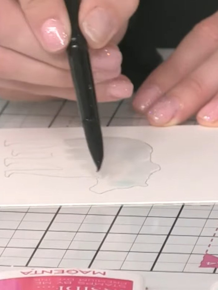 Step 4: Tupf petrolfarbene Stempelfarbe in den nassen Bereich und lass sie sich ganz natürlich im Wasser verteilen. The ink will blend and crea