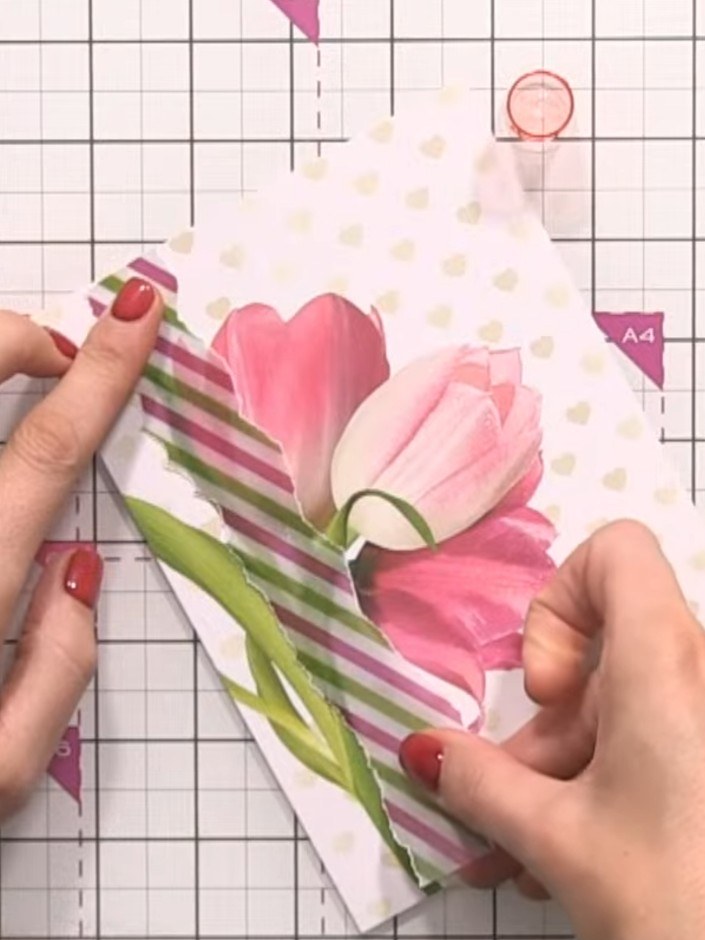 Step 6: Platziere den zweiten Tulpenstrauß auf dem Transparentpapier und kleb ihn fest.