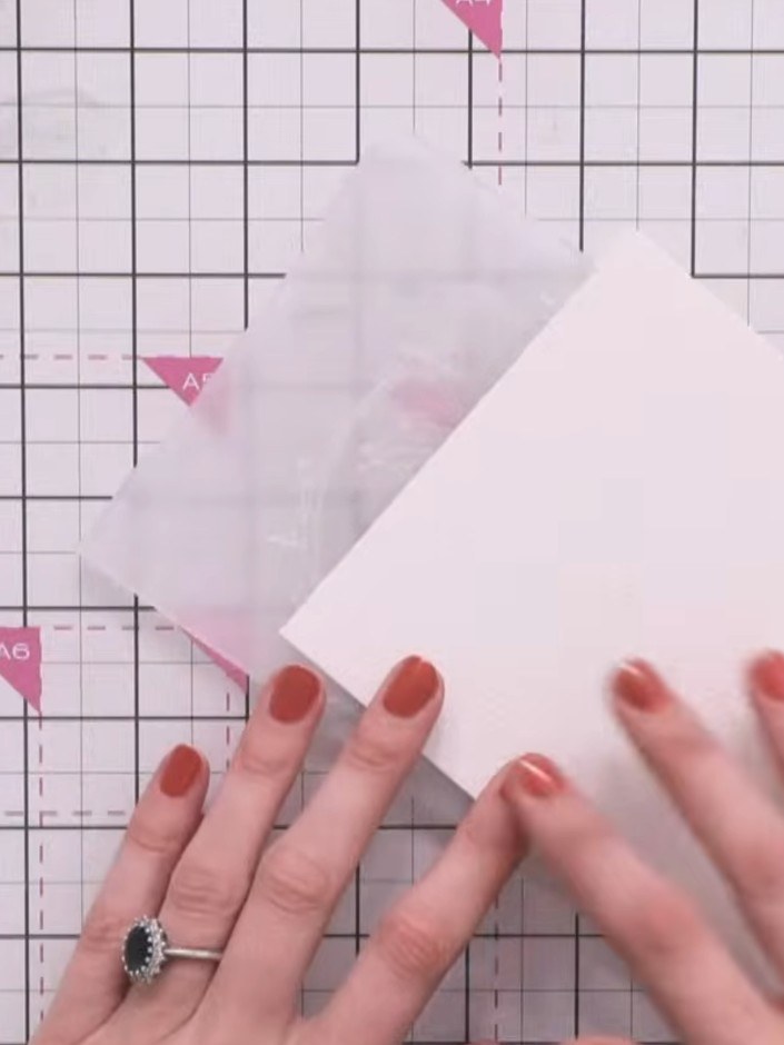 Step 8: Trockne den Karton mit einem Heißluftfön, damit die Stempelfarbe und die Aquarellschichten fixiert werden.