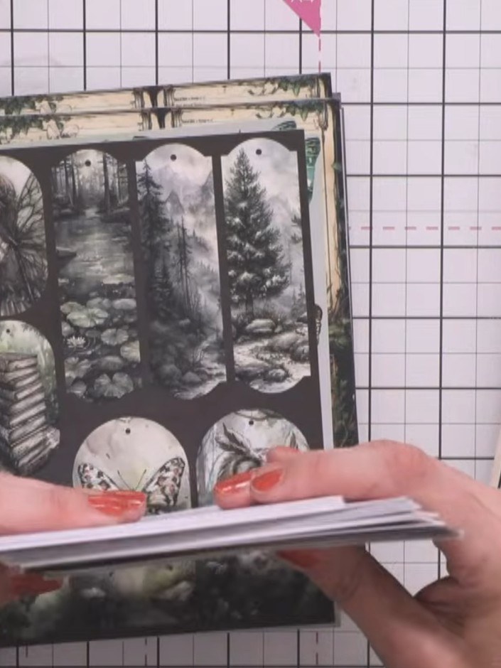 Step 3: Reiß ein Stück gemustertes Vellum aus der Mystic Hollow Kollektion ab. So entsteht ein Streifen mit toller Struktur für deine Karte.