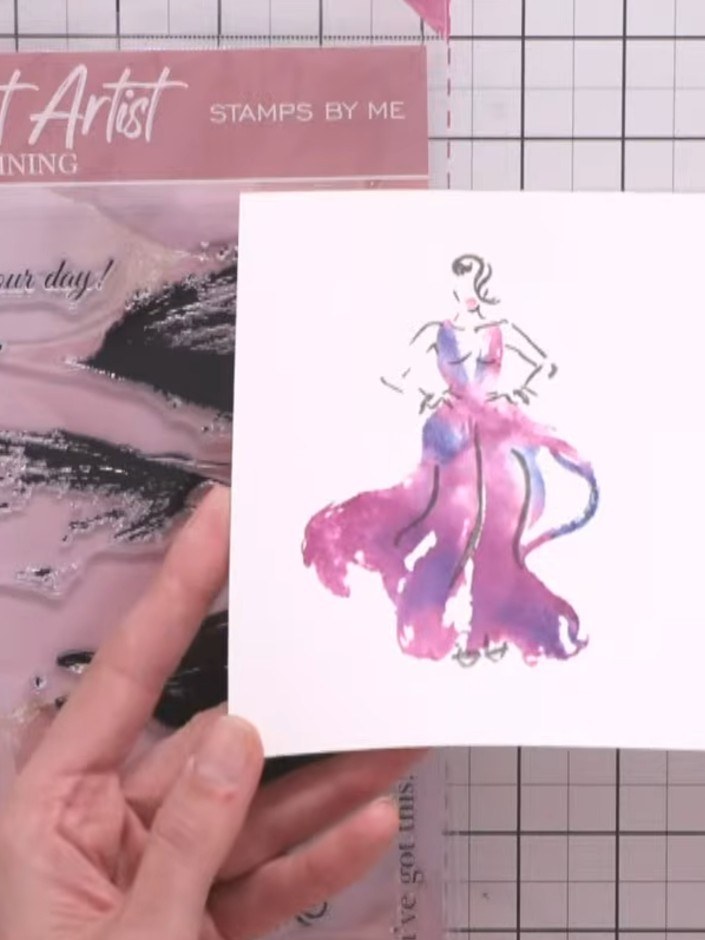 Step 3: Besprüh die gestempelten Motive leicht mit Wasser – so entsteht ein Aquarell-Effekt und die Farben laufen schön ineinander.