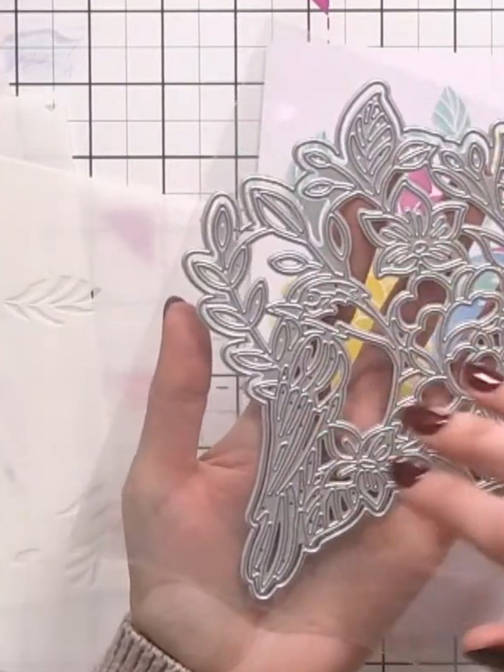 Step 3: Stanze Vogel, Blume und Blätter mit der großen, detailreichen Stanzschablone aus deinem schablonierten Stück aus. The die will cut