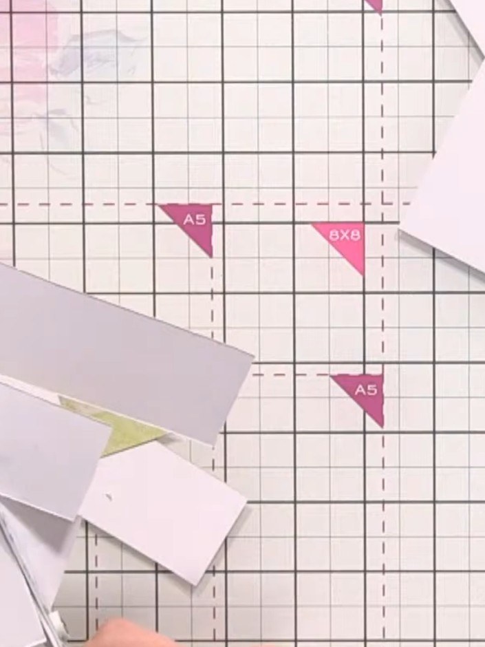 Step 6: Reiß einen der weißen Papierstreifen mit der Hand ab, so bekommst du eine strukturierte Kante, die deinem Kartendesign mehr Tiefe verleiht.