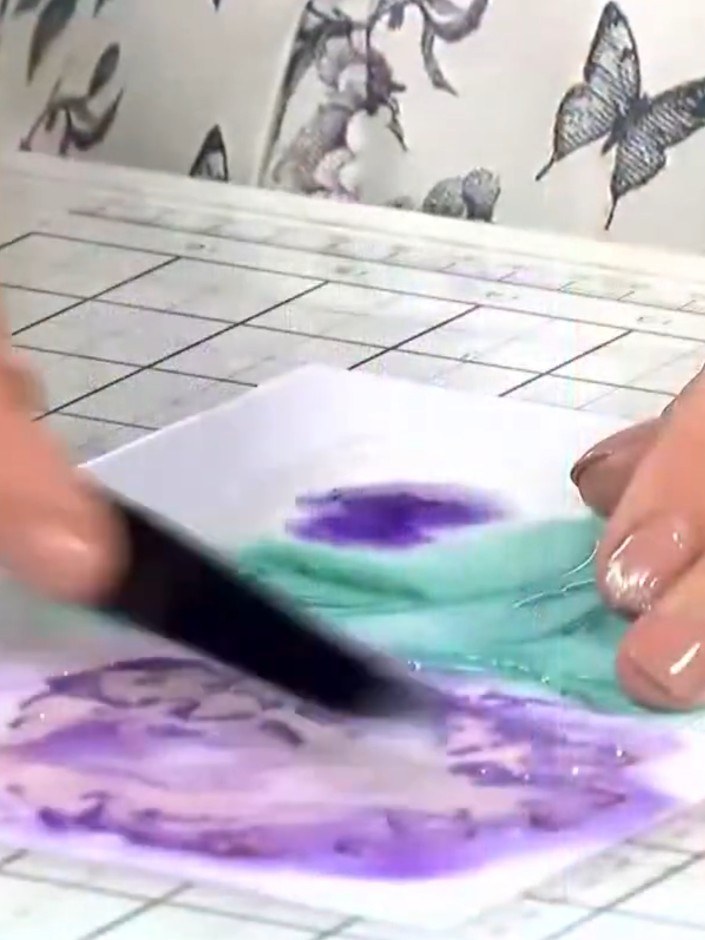 Step 2: Gib eine kleine Menge irisierende Glitzerpaste auf eine Palette oder eine freie Unterlage.