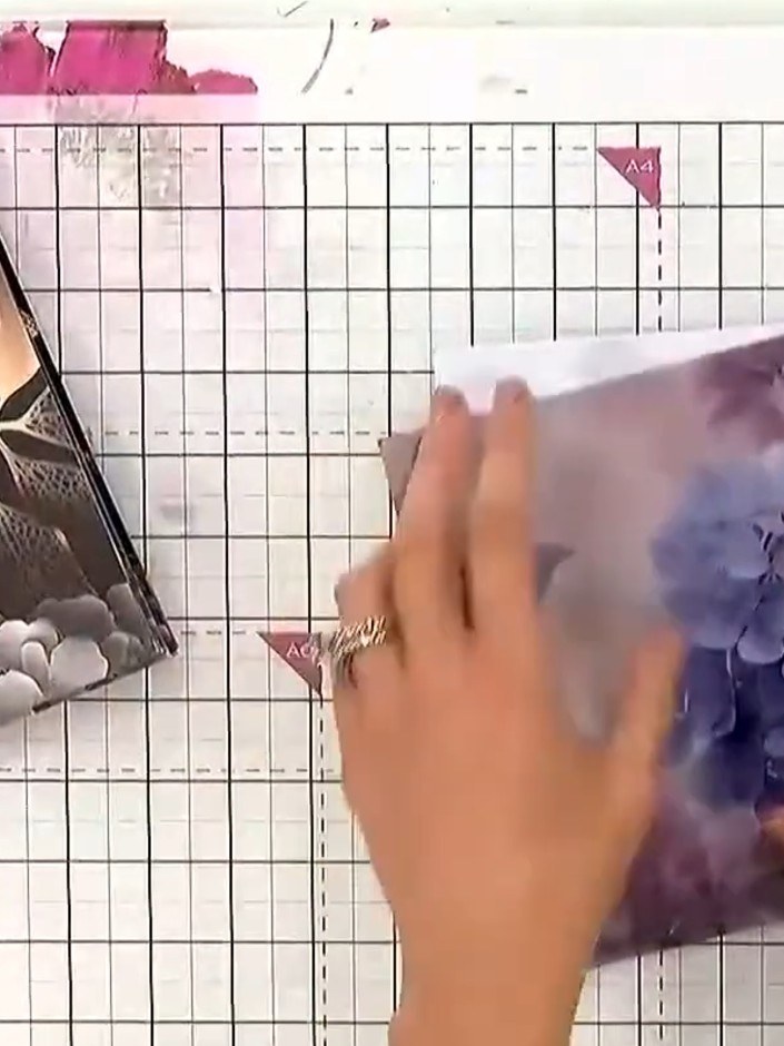 Step 1: Nimm ein Blatt Transparentpapier aus deiner Packung und reiß es in unterschiedlich breite Streifen oder Stücke. Create different si
