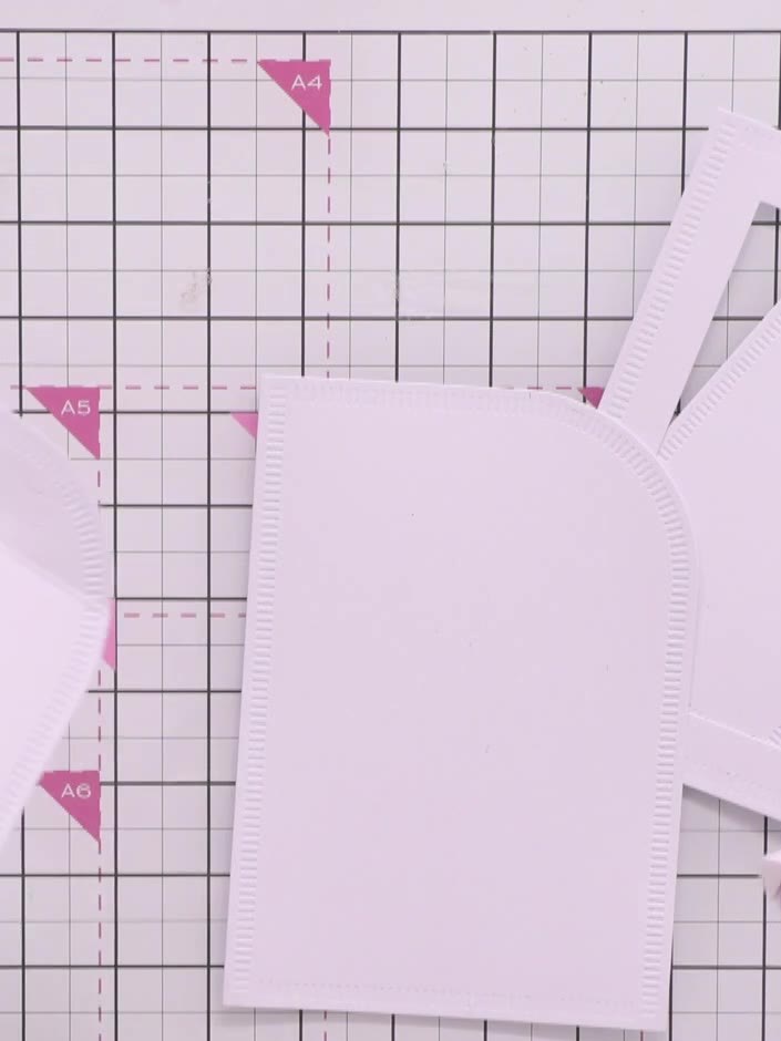 Step 7: Klebe das Designpapier flach in die Rahmenöffnung. Position it carefully to ensure it sits neatly 