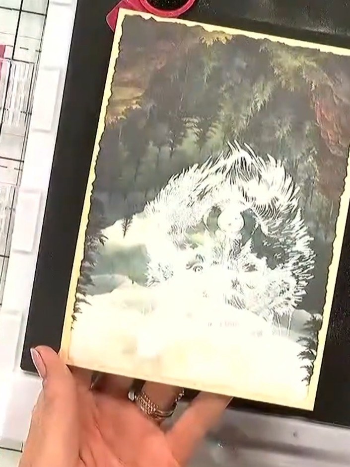 Step 6: Lass die Karte vollständig abkühlen, bevor du sie anfasst, damit das Embossing richtig aushärtet. The white embossed wolf image sh