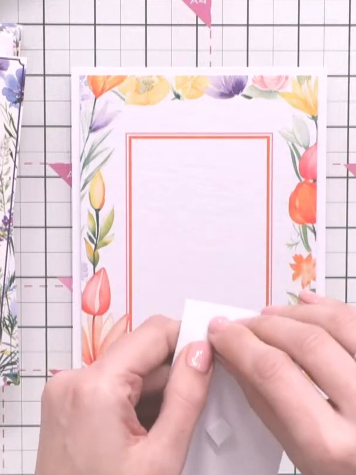 Step 3: Klebe ein Abstandspad auf die Rückseite des Blumen-Toppers.