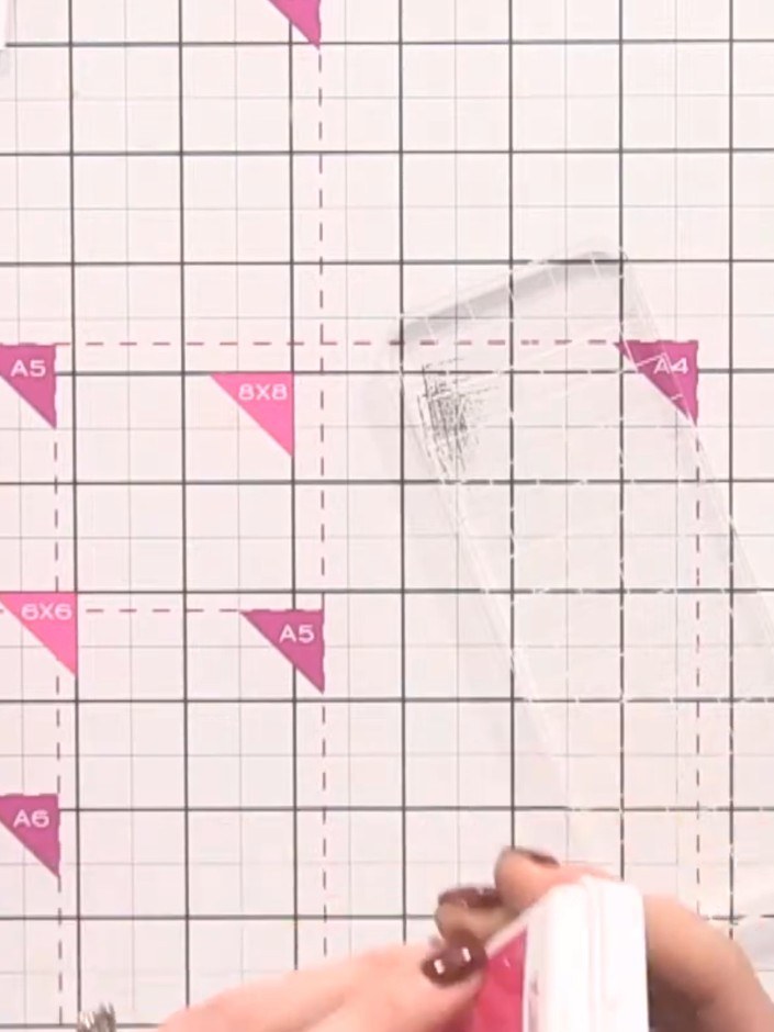 Step 2: Färbe die obere Hälfte des Acrylblocks gleichmäßig mit der pinken Stempelfarbe ein.