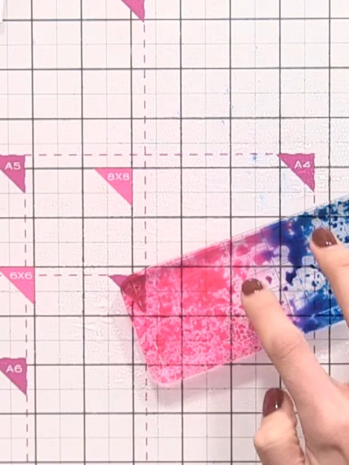 Step 5: Tupfe den mittleren Bereich, in dem Pink und Blau aufeinandertreffen, damit sich die Farben vermischen und ein Lilaton entsteht.