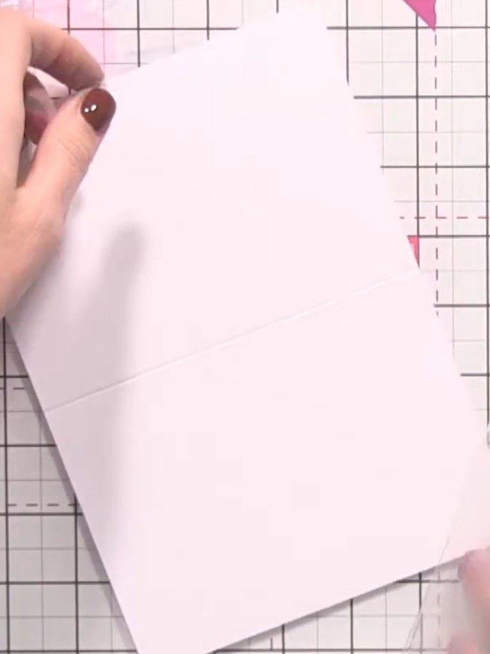 Step 4: Heb die Zellophantüte vorsichtig an und zieh sie von der Karte ab – zum Vorschein kommt das strukturierte goldene Hintergrundmuster.