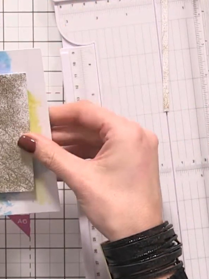 Step 3: Schneide ein Stück schwarzen Cardstock zu, das du als Unterlage für dein Glitzer-Panel verwendest.