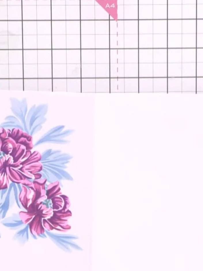 Step 1: Schneide deinen Cardstock in der Mitte durch, um deine Grundkarte zu erhalten.